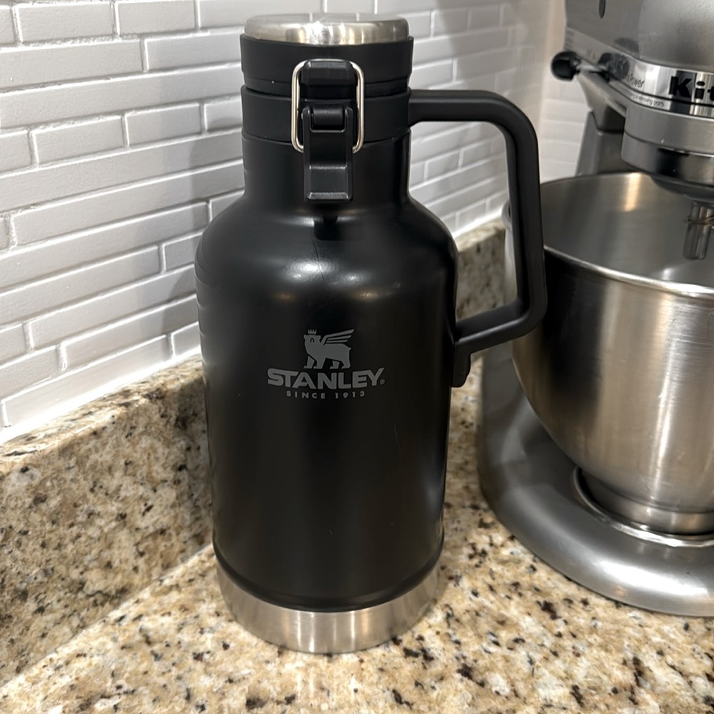 Like new Stanley stainlesss growler 64oz matte black